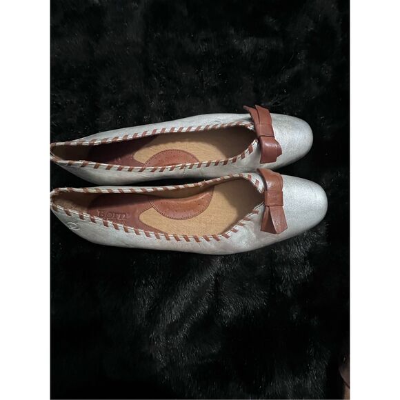 WOMEN'S BORN LEATHER FLATS SLIP ONS ~ 9.5 silver shoes - Picture 2 of 5